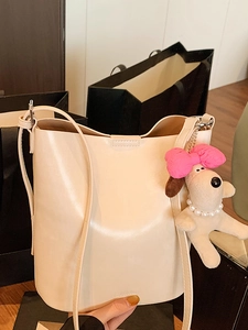 Damen Urban Minimalistisch PU Leder Beuteltasche Einfarbig Schultertasche Umhängetasche Mit Süßem Plüsch Hund Anhänger Handtasche