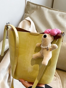 Gelbe Eimer-Tasche aus Leder mit SNML-Logo und süßem Plüsch-Anhänger für Damen