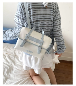 Vue arrière d'un mannequin portant le sac à dos bicolore bleu et blanc dans une chambre
