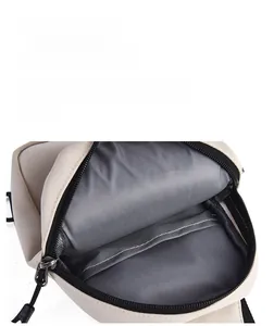 Vue détaillée du sac de poitrine beige imperméable avec ses compartiments internes