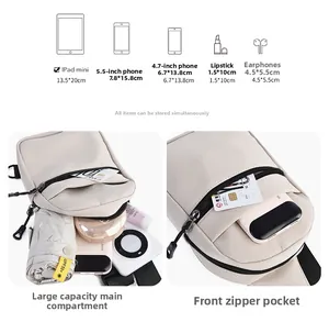 Détail montrant la capacité de rangement du sac pour iPad mini et effets personnels