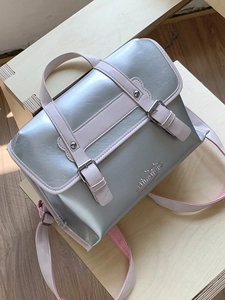 Sac fourre-tout argenté avec bordure en cuir rose et finition métallique style 2025