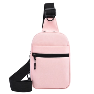Vue détaillée du sac bandoulière en toile rose clair avec sangle et fermetures noires