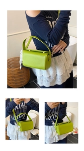 Détail du mini sac en cuir vert néon avec accessoire de charme en dentelle et perles