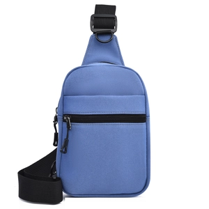 Sac de poitrine en toile bleue avec bandoulière réglable et deux compartiments zippés