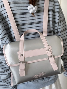 Sac à dos fourre-tout argenté métallisé avec bretelles roses et boucle élégante