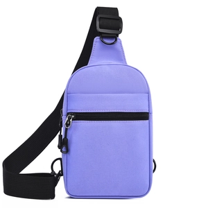 Détail du sac de poitrine en toile lavande avec bandoulière réglable en nylon noir et fermeture