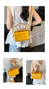 Détail du sac à main en cuir jaune avec une breloque décorative en perles et dentelle
