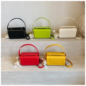 Mini sacs rectangulaires en cinq couleurs avec perles et nœuds en dentelle sur pierre