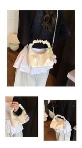 Détail du sac nuage plissé crème avec chaîne argentée et breloque tulipe violette