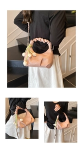Détail du sac dumpling plissé rose doux avec élégant charme tulipe 3D et bandoulière