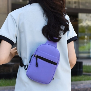 Vue extérieure d'un sac de poitrine en nylon violet imperméable avec sangle réglable
