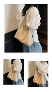 Dettaglio della borsa tote in tela beige con il ricamo live laugh love & bread