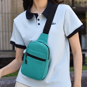 Gros plan d'un sac de poitrine en nylon vert menthe avec double compartiment zippé