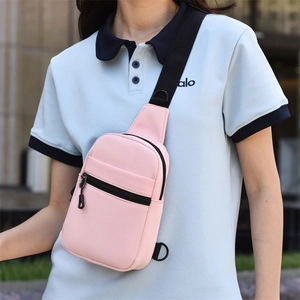 Gros plan du sac de poitrine rose montrant les détails zippés et le tissu oxford