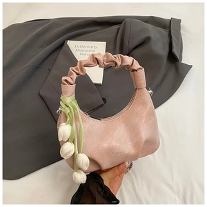 Détails du sac à main plissé rose avec breloque tulipe et poignée à volants
