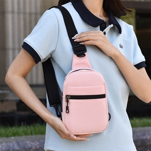 Gros plan détaillé d'un sac de poitrine rose tendance avec sangles noires et zips