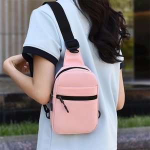 Sac de poitrine rose tendance avec sangle noire réglable, vue de dos à l'extérieur