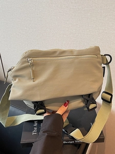 Modische khakifarbene Nylon Umhängetasche mit großem Fassungsvermögen und breitem Schultergurt