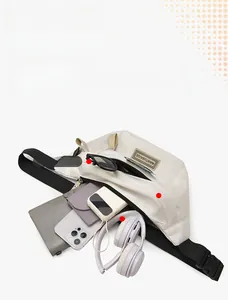 Détail du sac à bandoulière blanc grande capacité montrant les poches et les fermetures