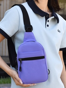 Sac de poitrine violet de grande capacité avec sangle réglable pour le sport et le loisir