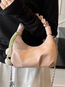 Sac hobo rose en similicuir avec poignée froncée et chaîne argentée pour femme élégante