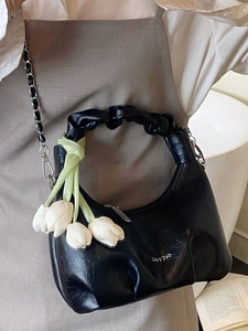 Sac à bandoulière hobo noir tendance avec poignée croissant et charm fleur de tulipe