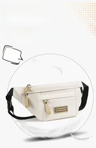 Détail du sac banane crème léger avec fermetures éclair et bandoulière à logo de marque