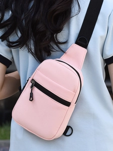 Sac de poitrine rose minimaliste avec bandoulière noire réglable et poche à fermeture éclair