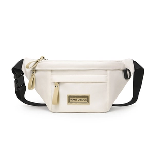 Vue détaillée du sac bandoulière blanc avec sangle noire et détails de fermeture éclair kaki