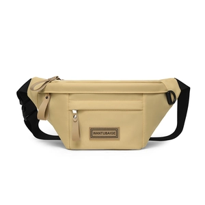 Détail du sac bandoulière en nylon imperméable kaki avec logo et sangle réglable noire