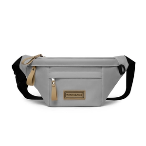 Détail du sac de poitrine en nylon gris avec zips en cuir kaki et logo Wantubaige
