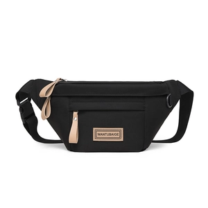 Détail d'un sac banane en nylon imperméable avec logo et tirettes en cuir marron