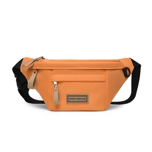 Vue détaillée du sac bandoulière orange vif avec sangle réglable et logo de marque