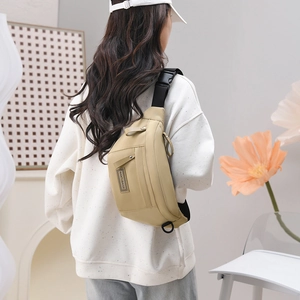 Détail de la sacoche de poitrine beige avec une bandoulière noire réglable vue de dos
