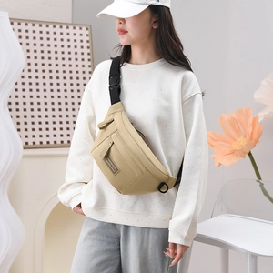 Détail d'un sac de poitrine en nylon imperméable beige avec sangle réglable et zips multiples