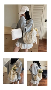 Détail du sac de plage tressé crème avec nœud en dentelle et motif en maille ajourée
