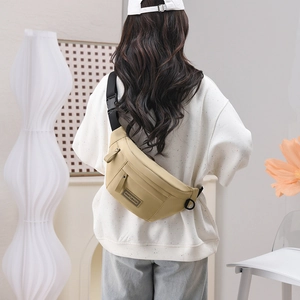 Sac de poitrine moderne en nylon kaki porté par un mannequin avec sangle réglable