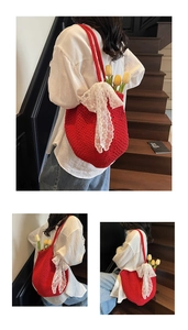 Détail du sac de plage au crochet rouge avec nœud en dentelle blanche et texture ajourée