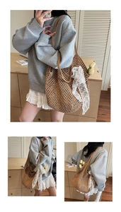 Détail du sac en paille tressé à la main avec motif ajouré et ruban de dentelle blanc