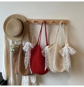 Détail de trois sacs fourre-tout en crochet avec nœuds en dentelle en marron et rouge