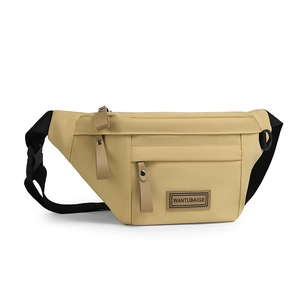 Détail du sac banane en nylon imperméable kaki avec sangle réglable et fermetures