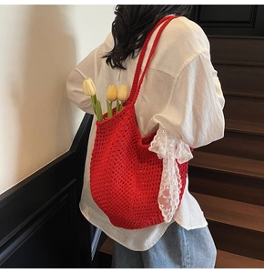 Détail du sac cabas en crochet rouge avec ruban de dentelle pour les vacances d'été