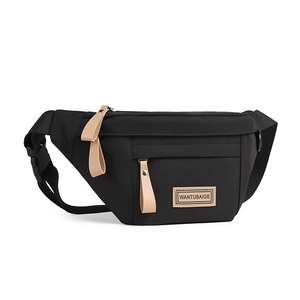 Détail du sac banane noir avec tirettes en cuir marron et écusson logo brodé