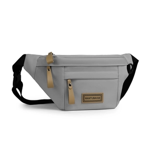 Détail du sac bandoulière en nylon gris imperméable avec étiquette de la marque