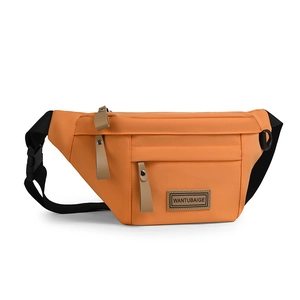 Vue détaillée du sac banane sport orange avec sangle réglable et étiquette de marque