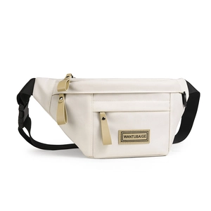 Détail du sac bandoulière beige montrant la fermeture éclair avant et la sangle réglable