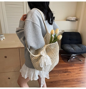 Détail d'un sac en filet crocheté à la main avec nœud en dentelle et tulipes