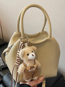 Sac panier en cuir beige à grain lychee avec charmant pendentif ours en peluche