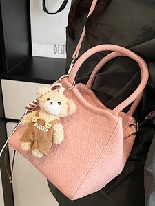 Sac seau en cuir grainé rose avec charmant petit ours en peluche pour un look d'été chic